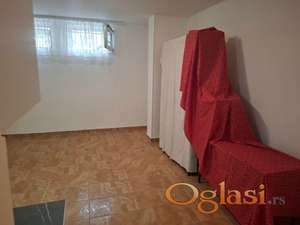 Garsonjera u suterenu, uknjižena